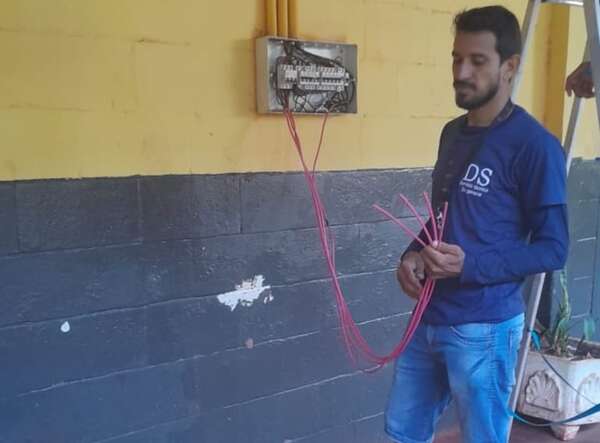 Hurto de cables deja cinco aulas sin electricidad en Hernandarias, a días del inicio de clases - ABC en el Este - ABC Color