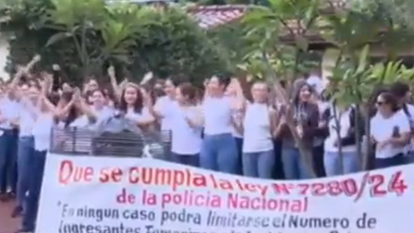Aspirantes a la Policía marchan al Poder Judicial para presentar amparo - SNT