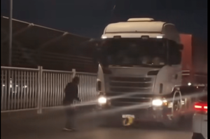 Mujer atacó un camión por supuesta infidelidad del conductor