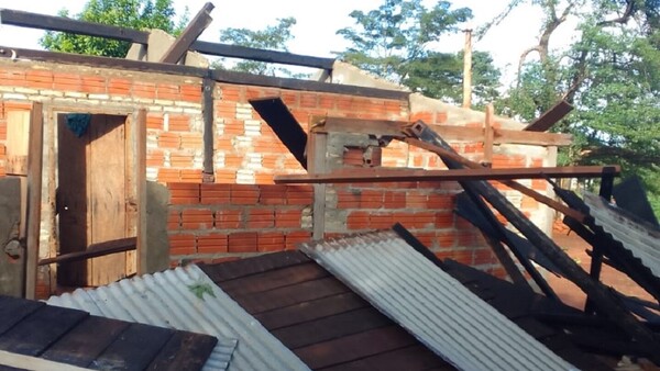 Fuerte temporal causa destrozos y deja sin vivienda a 14 familias en Loreto