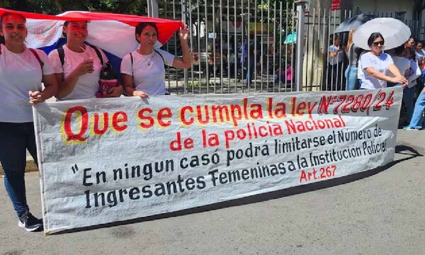 Mujeres excluídas del Colegio de Policía realizan nueva protesta frente al Poder Judicial – Prensa 5