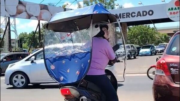 Motocas se ingenian para protegerse del intenso calor