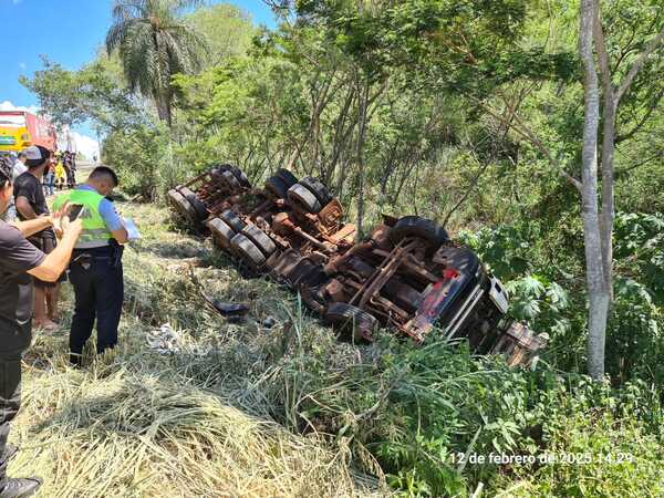 Camión cargado con fertilizantes vuelca en el predio de Puertos - La Clave