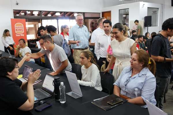 Expo Empleos: Masiva asistencia por vacancias en rubro gastronómico - Economía - ABC Color