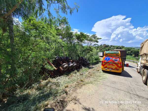 Camión de carga vuelca dentro del predio de la ANNP en Alto Paraná