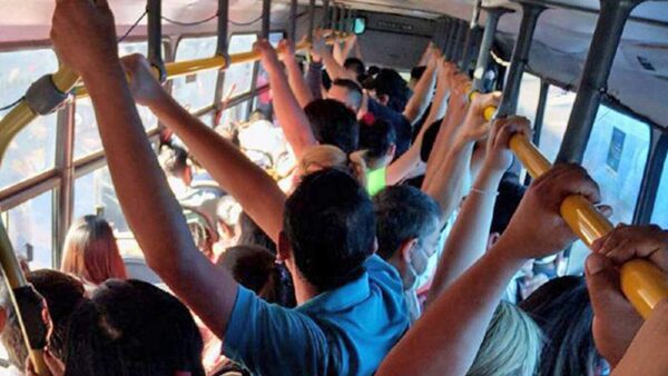Pasajero se quejó de mujeres que “apoyan” los pechos en el micro