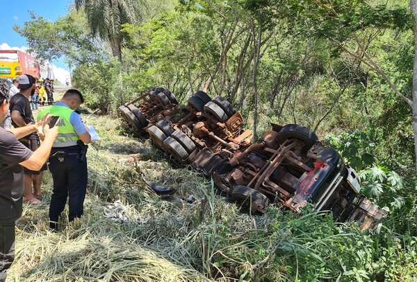 Camión volcó en el predio de ANNP tras desperfecto en los frenos - ABC en el Este - ABC Color