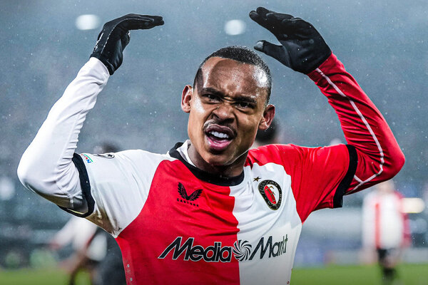 Versus / El Feyenoord golpea primero y derrota al Milan en la ida de los playoffs de Champions