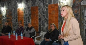 Carol llegó escoltada y con una "patota" a la Junta, pero no logró destrabar el boicot
