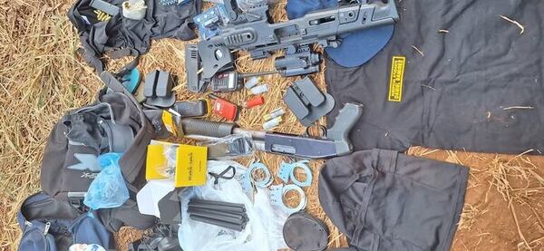 Persecución, balacera y detención en Itapúa: incautan chalecos, armas e inhibidores de señal - Policiales - ABC Color