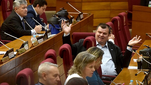 Cartismo impide una declaración contra los ministros salpicados