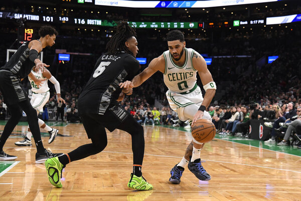 Versus / Tatum completa doble-doble en triunfo de Celtics sobre Spurs