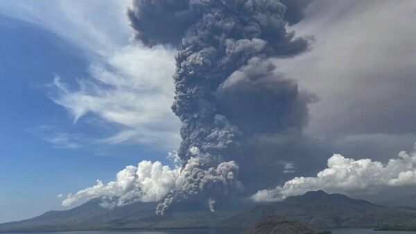 Indonesia ordena evacuar seis poblaciones por la actividad de volcán Lewotobi Laki-Laki