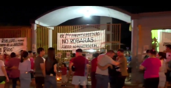 Ppadres y alumnos en pie de guerra, piden por antigua directora