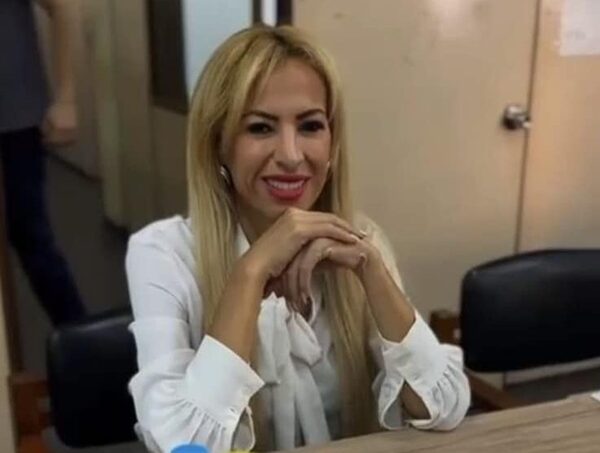Exigen la renuncia de la esposa de Orlando Arévalo de la Junta de Lambaré · Radio Monumental 1080 AM