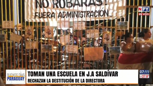 Padres y alumnos toman un colegio rechazando la destitución de la directora en J. Augusto Saldívar