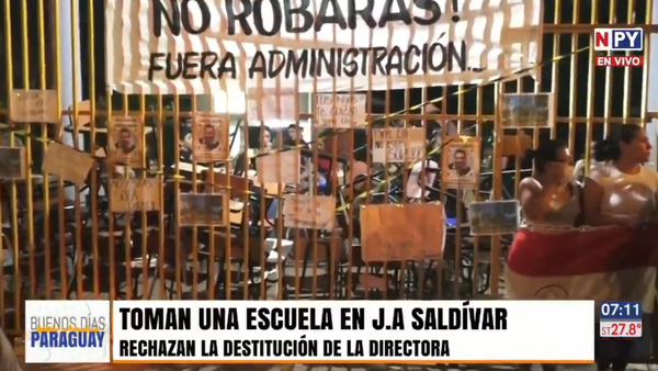 Padres y alumnos toman un colegio rechazando la destitución de la directora en J. Augusto Saldívar