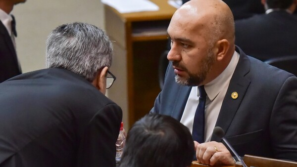 Arévalo analiza retirar su renuncia a Diputados porque "no existe" una investigación en Fiscalía