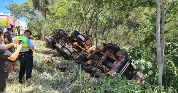 Diario HOY | Camión de gran porte vuelca en Ciudad del Este tras falla en los frenos