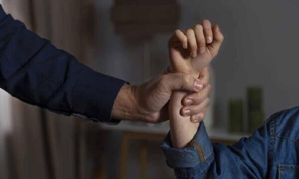 Fiscalía pide prisión para un joven por agredir a su madre y de otro por azotar a su esposa – Prensa 5