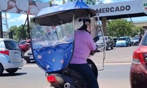 Motociclistas instalan toldos especiales a sus biciclos para protegerse del calor – Prensa 5