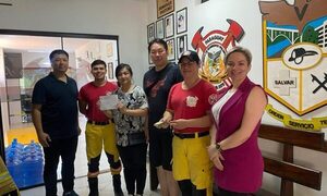 Entregan dinero a bomberos en agradecimiento por sofocar llamas en edificio incendiado
