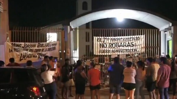 Padres toman colegio en J. Augusto Saldívar y exigen restitución de directora