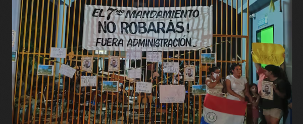 Estudiantes toman escuela y exigen reposición de la directora - ADN Digital