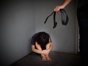 Hombre habría azotado a su esposa embarazada por pedirle dinero para la cena de sus hijos