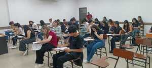 Jóvenes de Itapúa buscan acceder a la Beca Alumno 5 en la UNAE