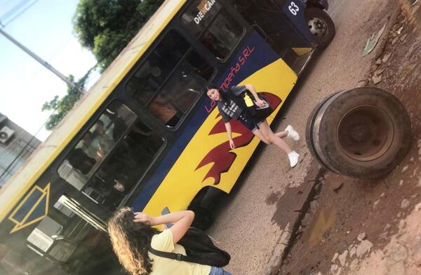 Bus chatarra de la Línea 49 perdió sus ruedas en pleno viaje •