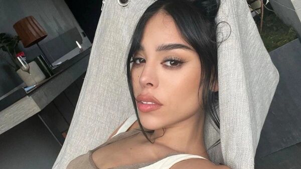 ¡Trozan a esta cantante por usar una imagen de la Virgencita en su tanga!