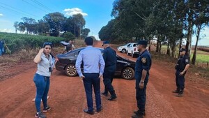 Delincuentes abandonan auto con armas tras enfrentamiento y persecución en Itapúa