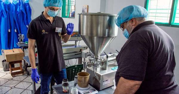 La Nación / Emprendedor da empleo a 10 internos de Emboscada con marca de miel de abeja