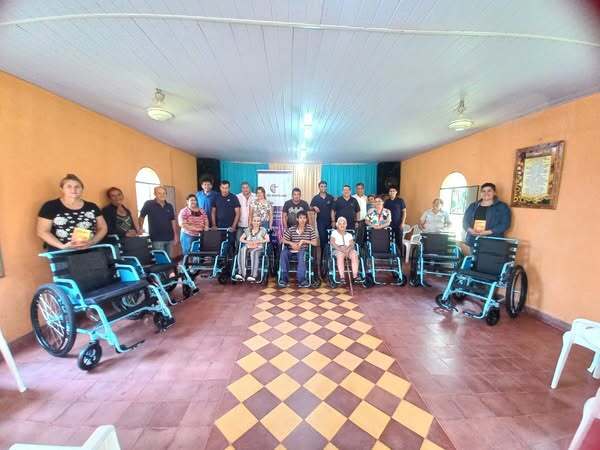 Fundación Jesús Responde al Mundo de Hoy entrega sillas de ruedas a personas con discapacidad en una acción solidaria