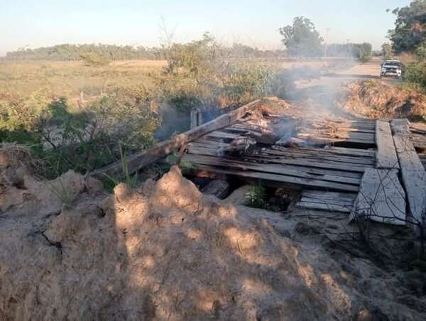 Queman puente de madera en Isla Umbu - Nacionales - ABC Color