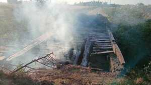 Puente de madera amaneció quemado en compañía de Ñeembucú