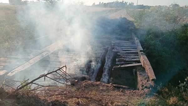 Puente de madera amaneció quemado en compañía de Ñeembucú