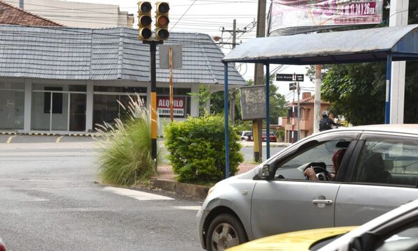 Cruzar semáforo en amarillo no será infracción tras aprobación de modificaciones en ordenanza