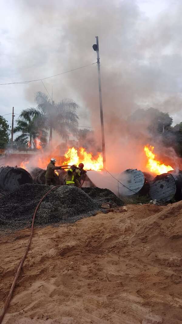 Incendio en depósito de San Lorenzo: bomberos controlan llamas, pero no logran extinguir fuego - Policiales - ABC Color