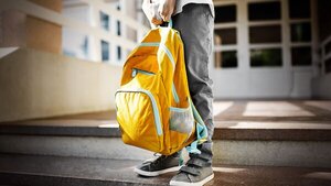 Cómo prevenir problemas de columna en niños por peso de mochila escolar