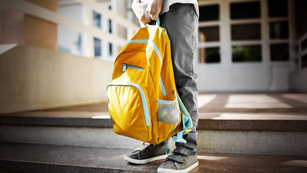 Cómo prevenir problemas de columna en niños por peso de mochila escolar