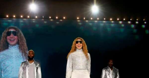 La Nación / Estos fueron los looks que Shakira usó en el primer concierto de su gira mundial