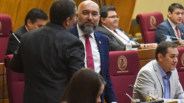 Arévalo especula con el retiro de su nota de renuncia como diputado