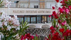 El papa Francisco fue hospitalizado para tratar una persistente bronquitis - .::Agencia IP::.