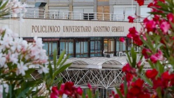 El papa Francisco fue hospitalizado para tratar una persistente bronquitis - .::Agencia IP::.