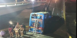 Puente colapsa y bus lleno de pasajeros cae al río - 1000 Noticias
