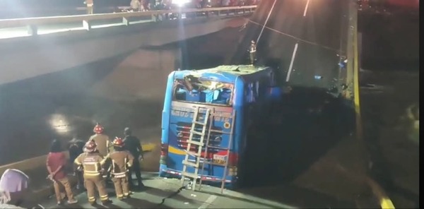 Puente colapsa y bus lleno de pasajeros cae al río - 1000 Noticias