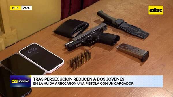 Video: Tras persecución reducen a dos jóvenes - ABC Noticias - ABC Color