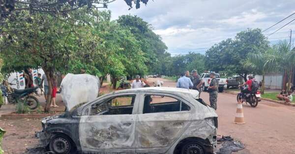 Diario HOY | Vehículo estacionado con motor encendido se incendia de inmediato